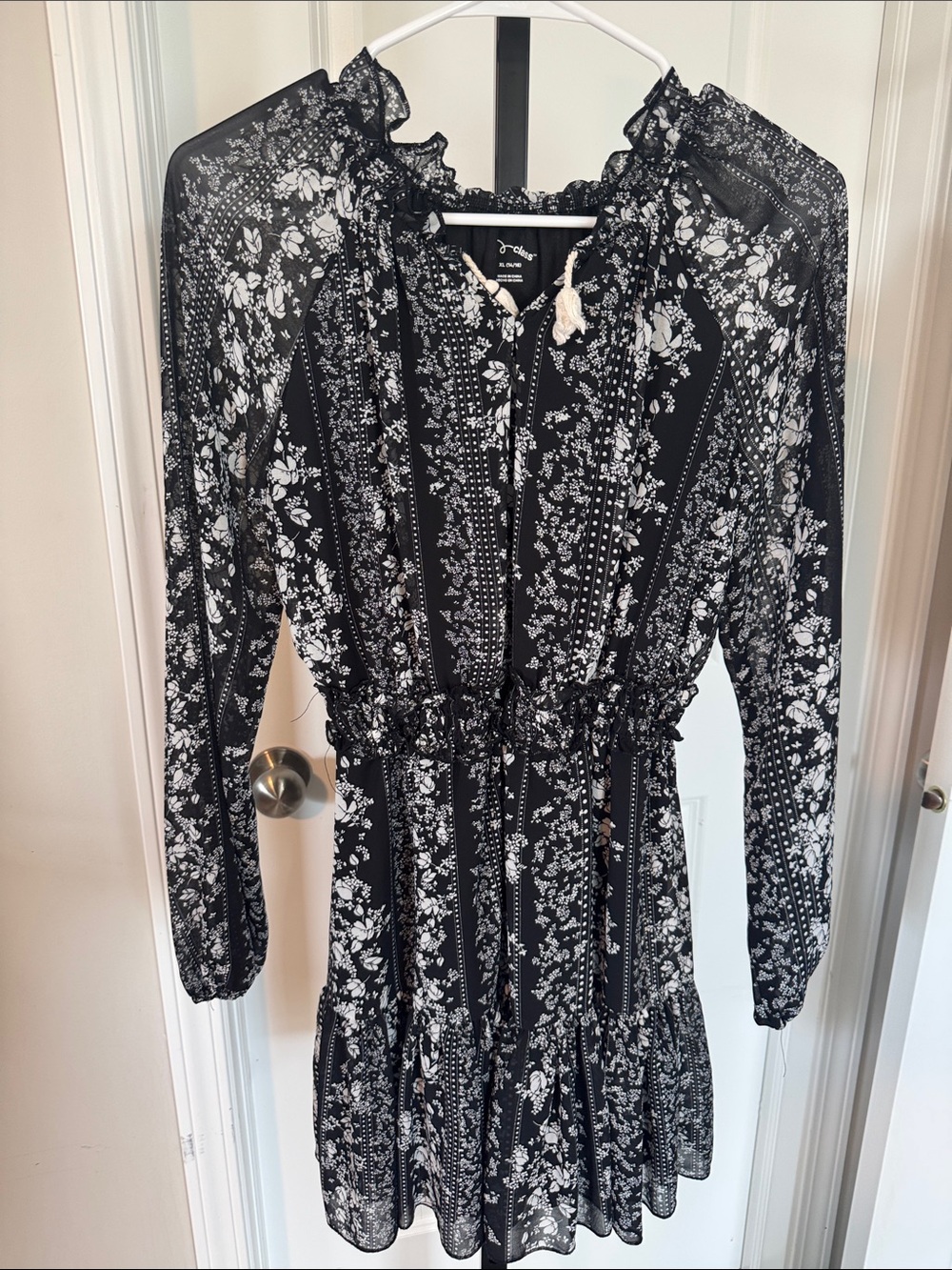art class Black and White Floral Long-Sleeve Ruffle Dress